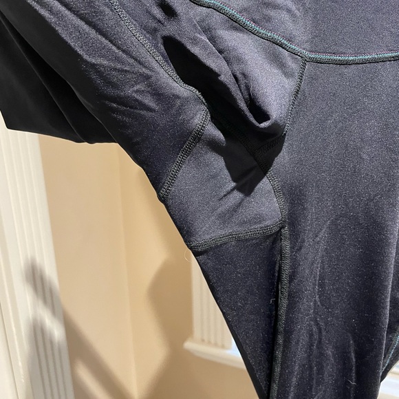 Women’s exercise crops - Picture 5 of 8